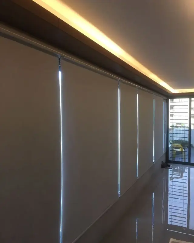 Persianas enrollables blackout en pasillo