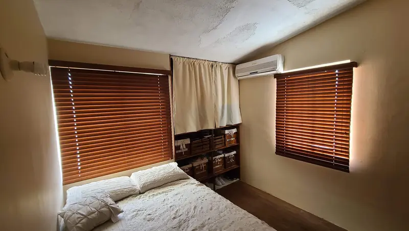 Persiana horizontal de madera instalada en recámara