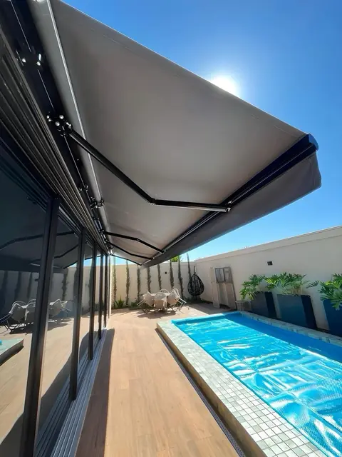 Toldo retráctil de proyección extendido sobre una terraza