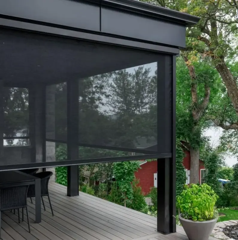 Toldo ZIP instalado en terraza con deck de madera
